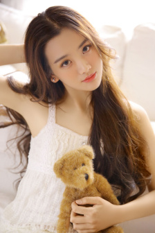 俄女网红办半裸派对